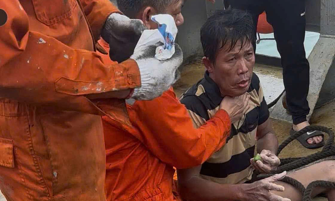 Miracle Rescue: Vietnamese Men Saved After 40 Hours at Sea During Typhoon Kalmaegi